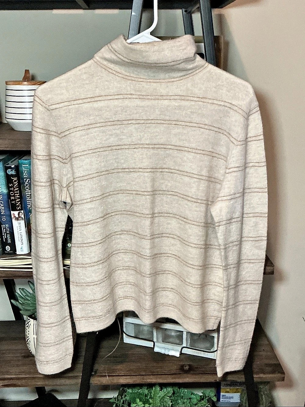 Vince. Cashmere Striped Turtleneck in Cream Size Medium